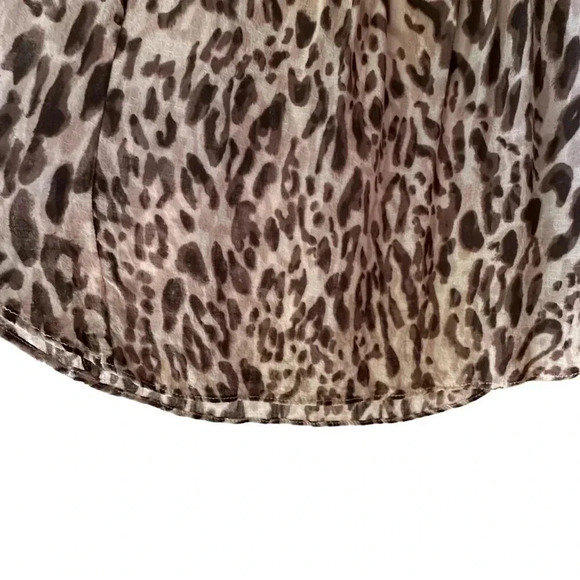 MaEVe | ANIMAL PRINT SHORT SLEEVE BLOUSE PLEATS BUTTON UP NECK | SIZE: 4 - Picture 6 of 12